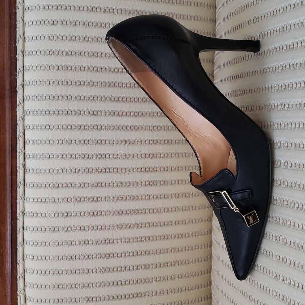 LOUIS VUITTON PUMPS WITH LV CUBE CHARM - Picture 7 of 11